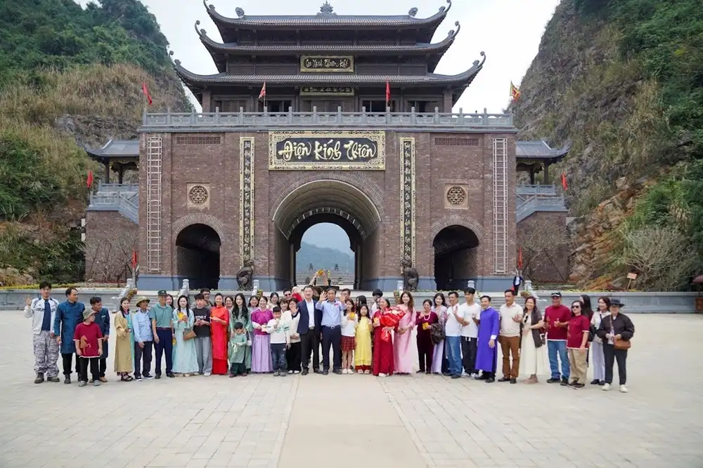 Du khách thưởng ngoạn cảnh sắc thiên nhiên đặc trưng của vùng đất cố đô.