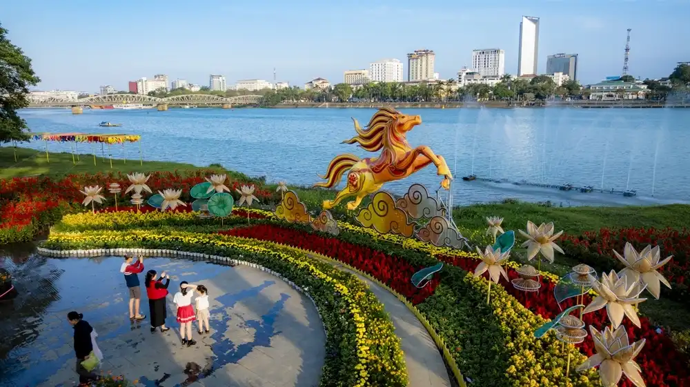 Hình tượng “Mã Thượng Chi Đệ” tại khu vực đình Thương Bạc. Hình tượng ngựa được tạo hình trong tư thế “phi thiên”, lấy cảm hứng từ Thánh Gióng cưỡi ngựa bay lên trời, biểu trưng cho khí phách hiên ngang và khát vọng bứt phá. Phần bờm và đuôi được cách điệu mềm mại, bay lượn theo hình tượng Long Mã - linh vật gắn với văn hóa Huế, gợi trí tuệ, đức hạnh và sự thăng hoa.