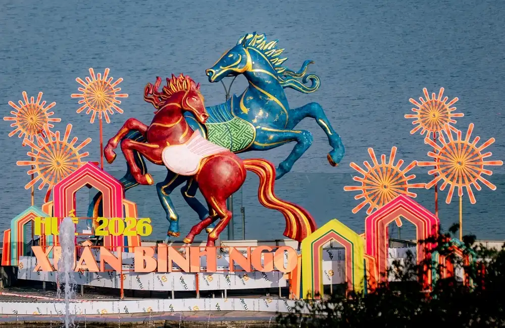 Hình tượng song mã được đặt trong thế đối xứng, gợi triết lý âm – dương hài hòa - nền tảng quan trọng trong mỹ học cung đình Huế.