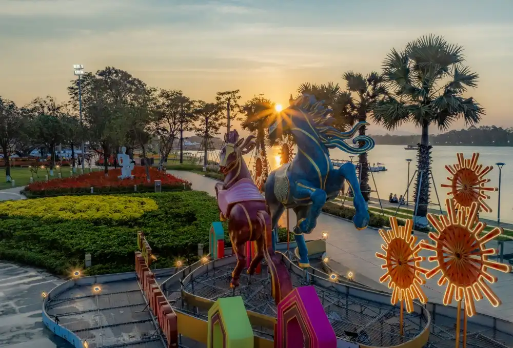 Hai màu đỏ, lam kết hợp với kỹ thuật sơn son thếp vàng mang dấu ấn mỹ thuật cung đình, đồng thời nhấn mạnh ý niệm cát tường và khởi vận đầu xuân.